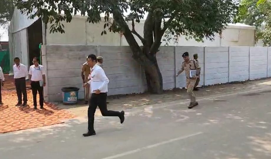 Divisional Commissioner and Fair Officer came running to CM Yogi's meeting, video going viral