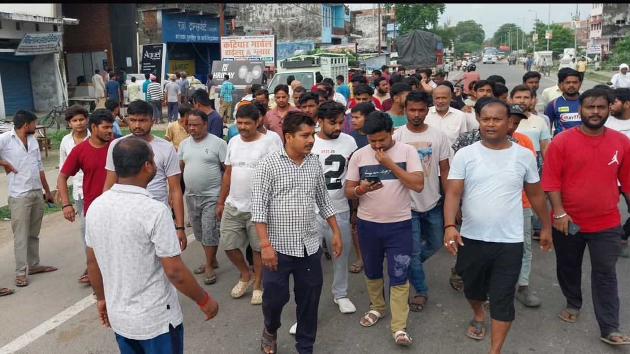 Local people demonstrated in Siddharthnagar demanding hanging of molestation accused.