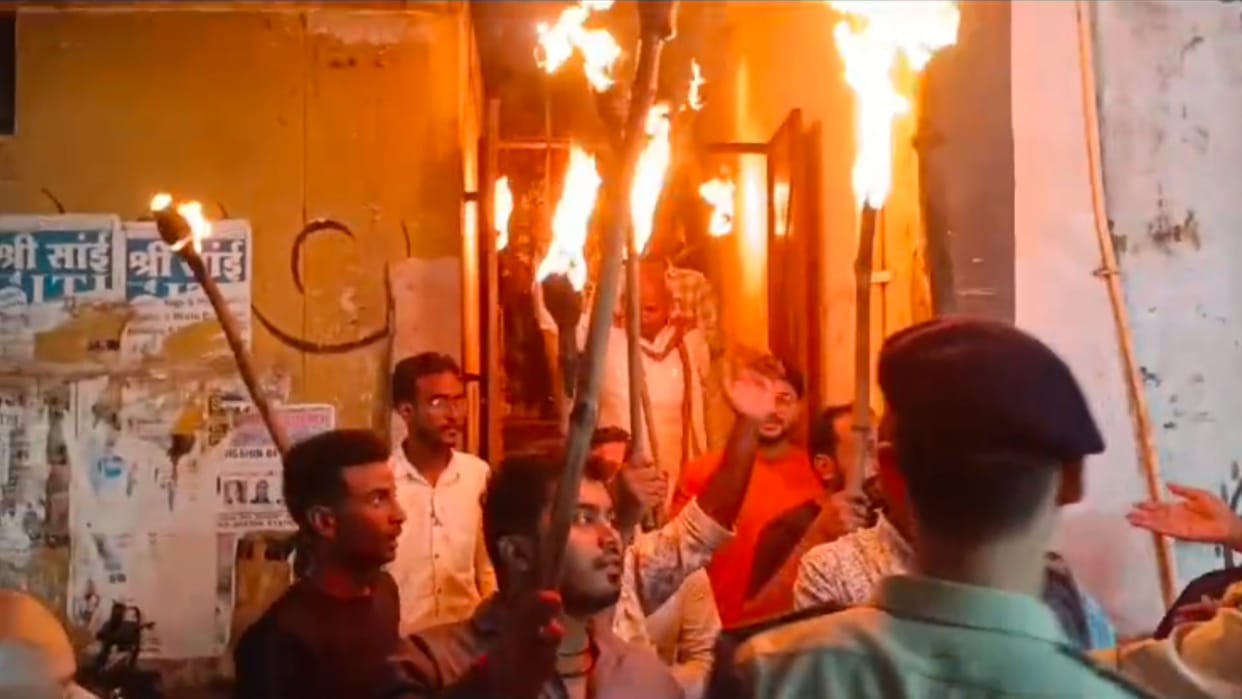 Shahdol News: Police stopped Youth Congress who came out with torches to protest