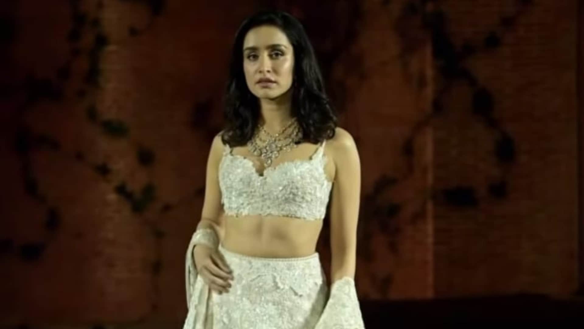 Shraddha Kapoor ramp walk in lehenga users see Difficulty in walking fans said heavy outfit is reason