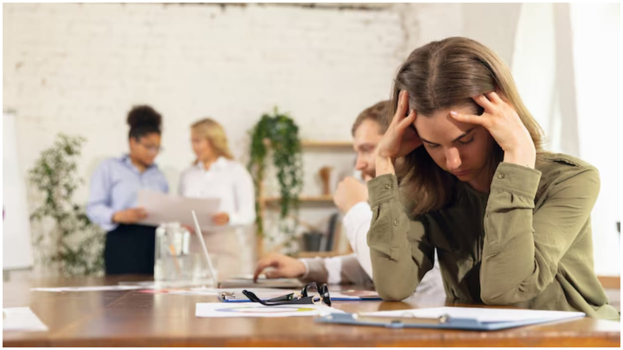 Easy Yoga For Office:दफ्तर में कुर्सी पर बैठे-बैठे होता है शरीर में दर्द तो पांच मिनट निकाल कर करें ये योगासन - Easy Yoga For Pain Relief In Hindi Easy Yoga Poses