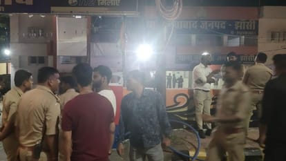 UP: रंगदारी मांगने पर बजरंग दल के पांच नामजद समेत 35 कार्यकर्ताओं पर रिपोर्ट, 31 गिरफ्तार fir filed against 35 Bajrang Dal workers for demanding extortion 31 arrested in jhansi