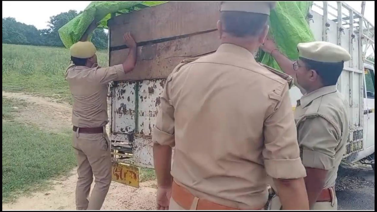 In Deoria, police caught a consignment of animals that were being taken for smuggling.