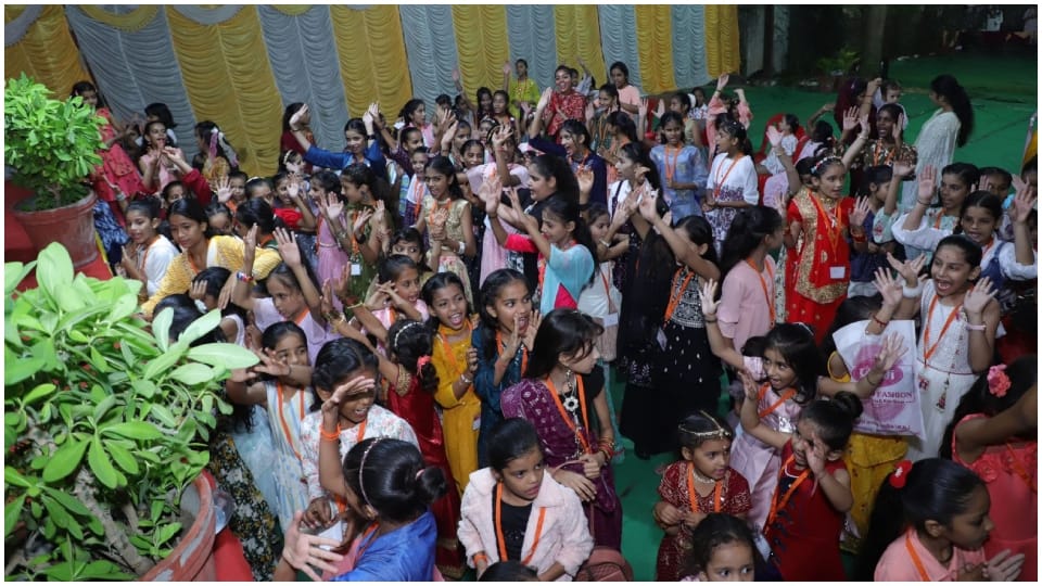 Film songs are banned in the traditional Garba festival in Ujjain's Baba Gumandev Hanuman temple for 14 years
