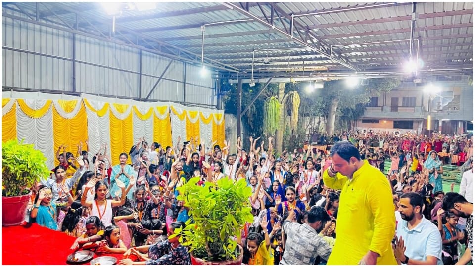 Film songs are banned in the traditional Garba festival in Ujjain's Baba Gumandev Hanuman temple for 14 years