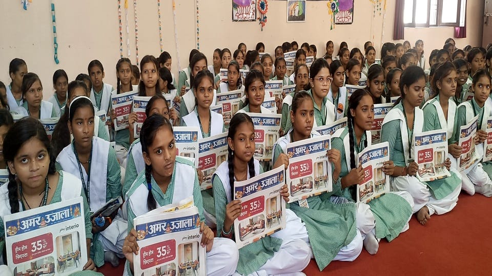 During Shardiya Navratri, girl students took a pledge to read newspaper