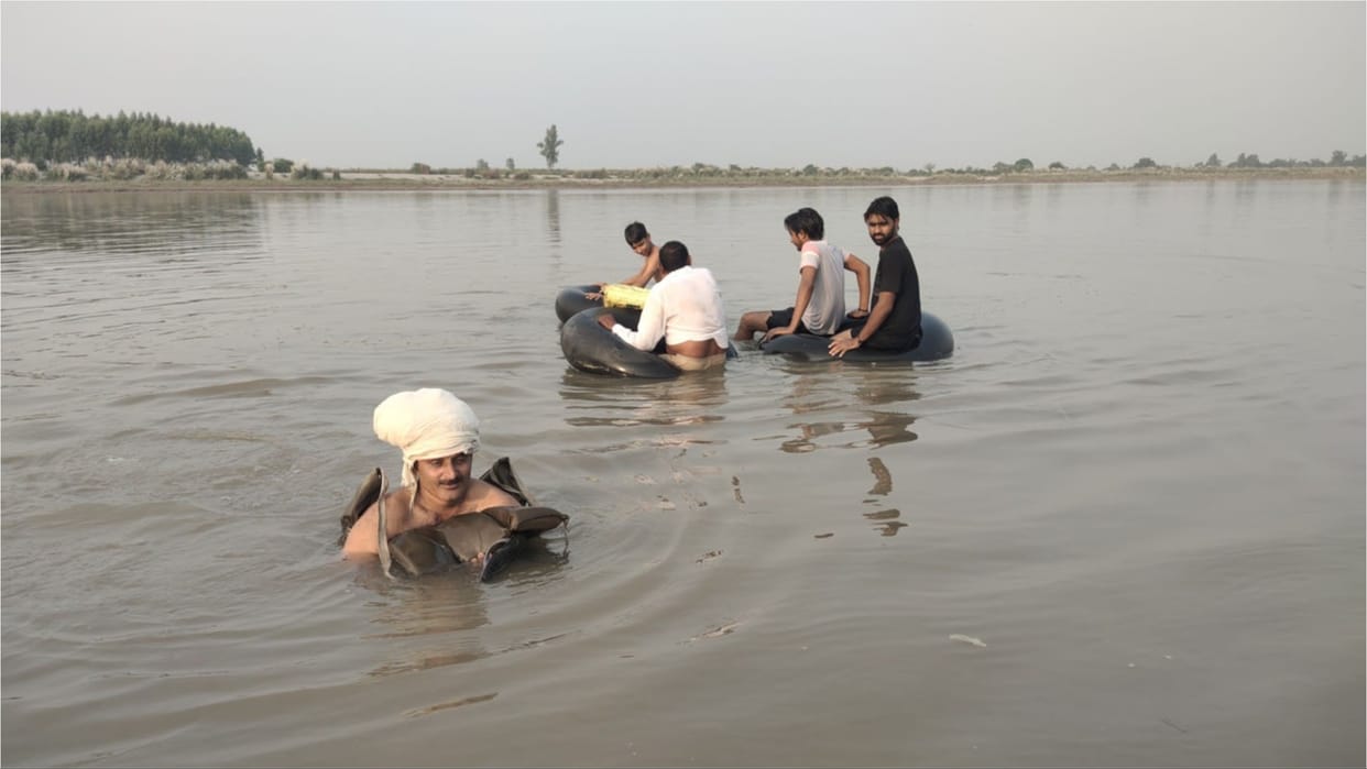 Haryana Election 2024: Rahimpur Khedi residents reached to vote by crossing Yamuna river with the help of tube