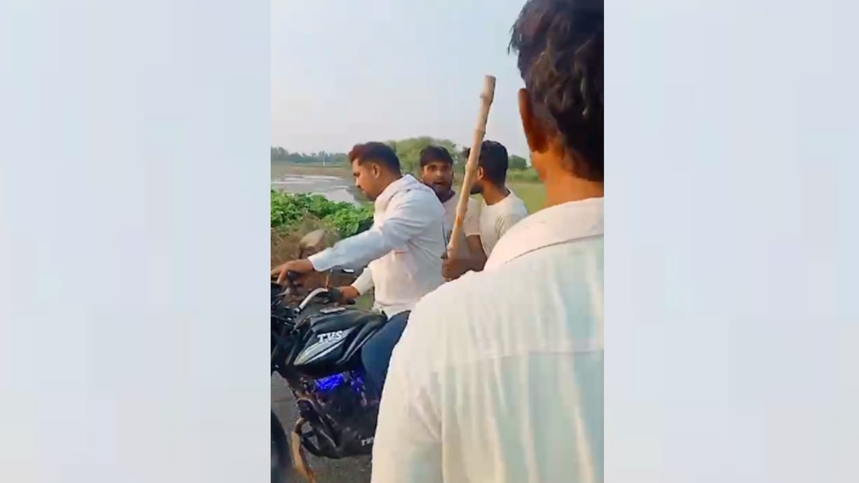 Barabanki: The bullies chased the devotees who had come to the fair and beat them on the way.