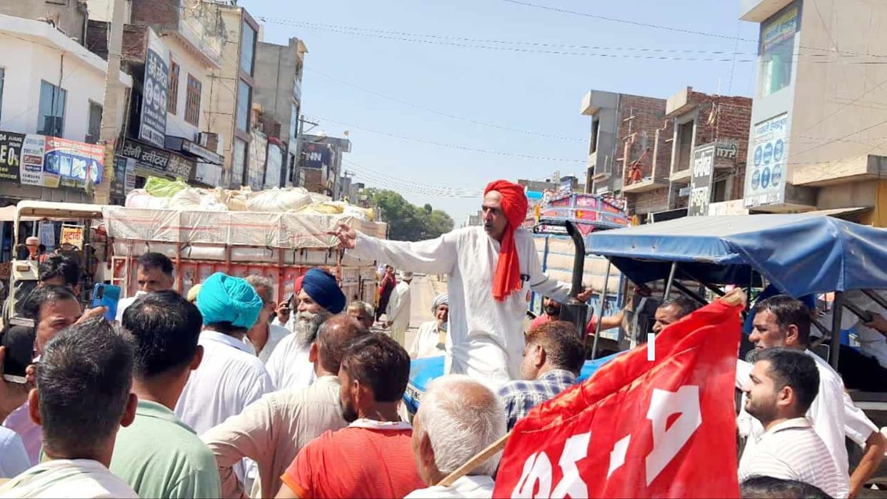 Haryana: Due to non-purchase of paddy, farmers blocked the grain market