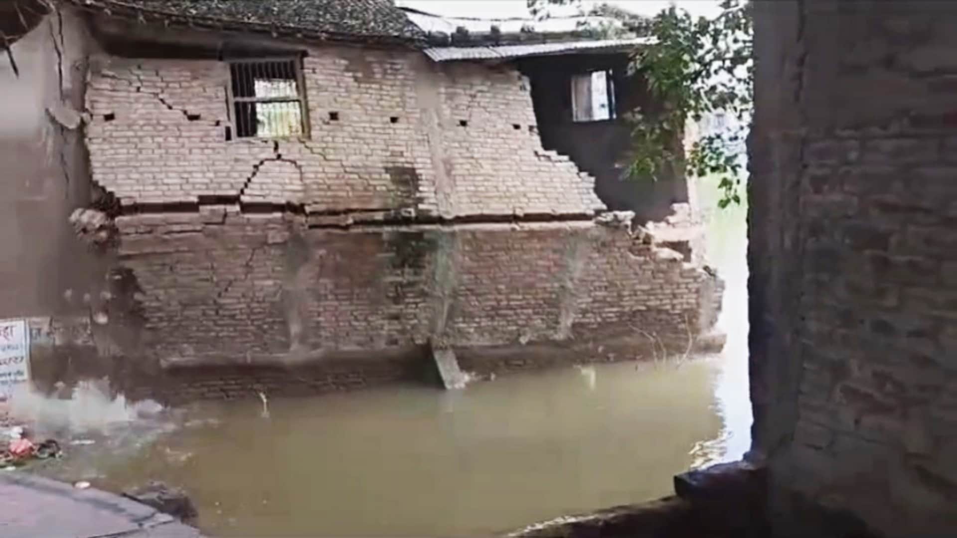 Bihar Flood: Due to erosion of Lakhandei river in Sitamarhi, a house got submerged in river