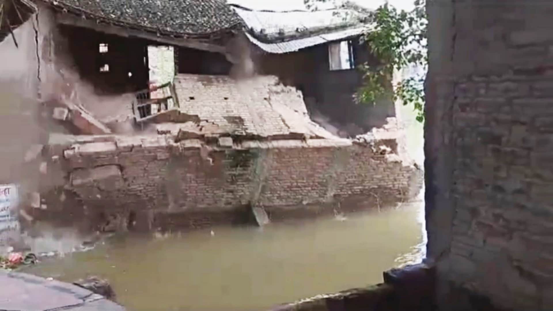 Bihar Flood: Due to erosion of Lakhandei river in Sitamarhi, a house got submerged in river