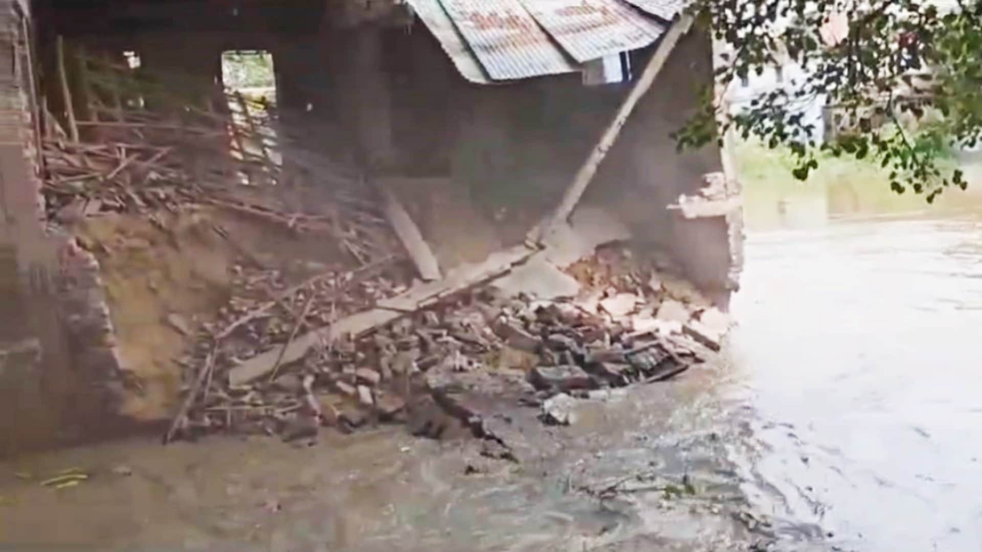 Bihar Flood: Due to erosion of Lakhandei river in Sitamarhi, a house got submerged in river