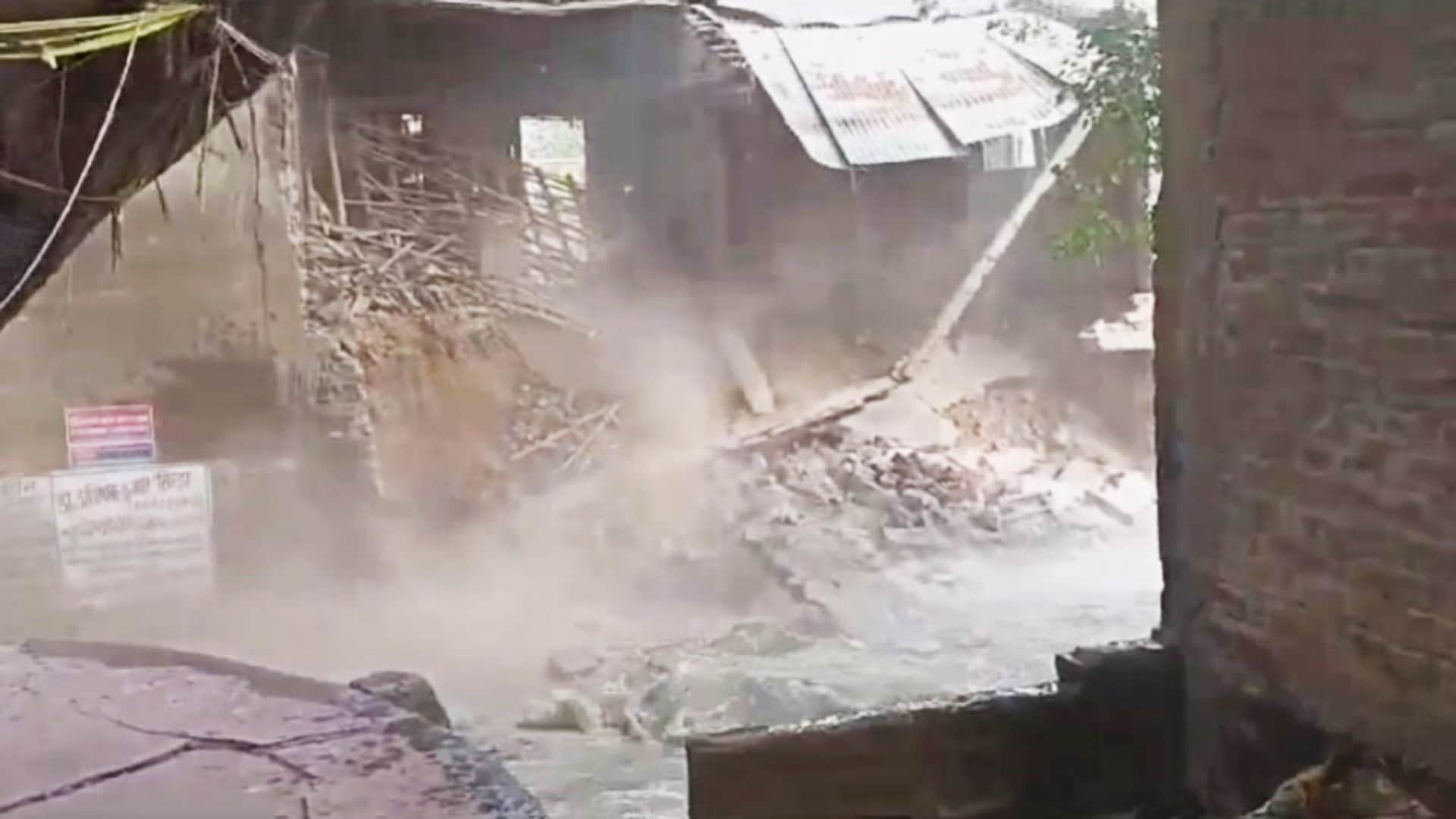 Bihar Flood: Due to erosion of Lakhandei river in Sitamarhi, a house got submerged in river