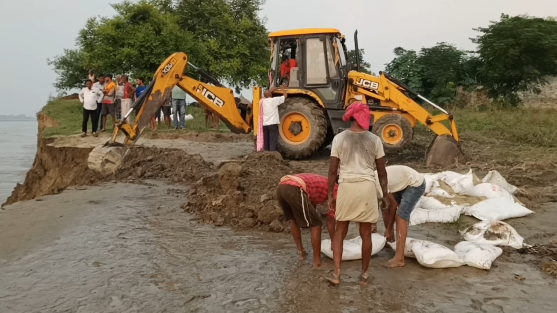 Bihar Flood: Rapid erosion begins in Gandak river in Saran, villagers continue to migrate