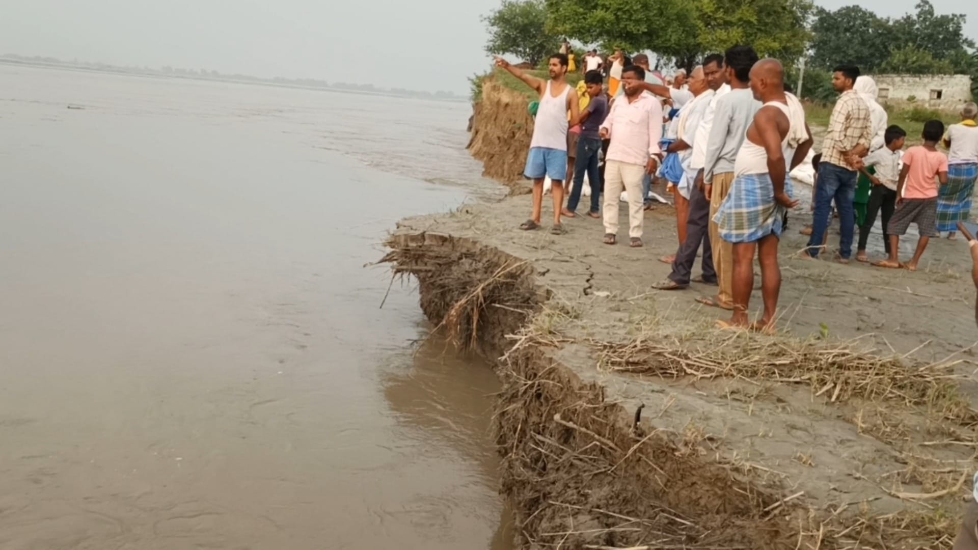 Bihar Flood: Rapid erosion begins in Gandak river in Saran, villagers continue to migrate