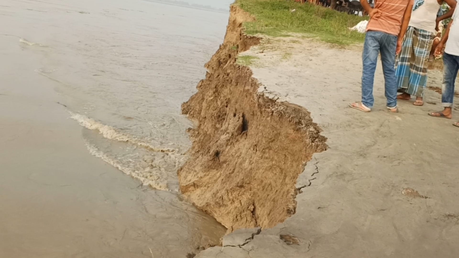 Bihar Flood: Rapid erosion begins in Gandak river in Saran, villagers continue to migrate