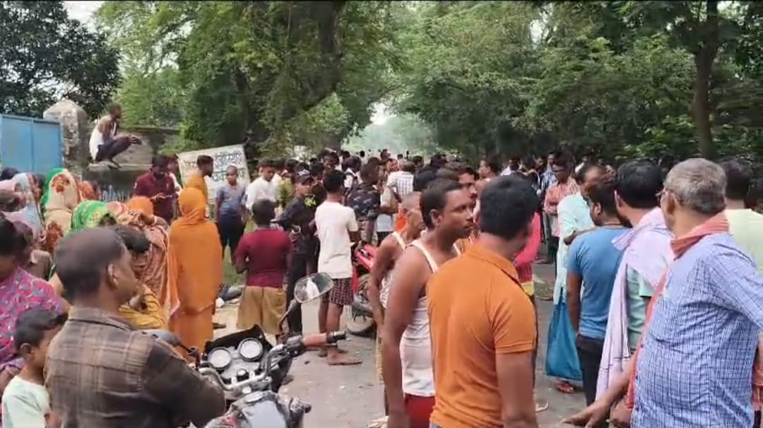 Bihar News: accident in Darbhanga, three youth died; Ruckus on the highway in protest, demand for compensation