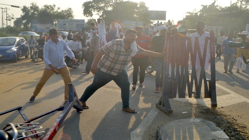 UP News: Farmers blocked the highway in Shamli, climbed the collectorate gate