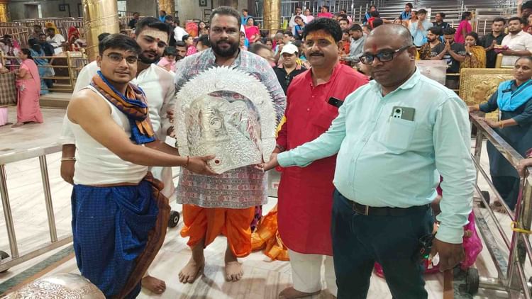 Ujjain News: बाबा महाकाल के लिए चेन्नई से आई शृंगार की सामग्री, शाम के शृंगार में महाकाल ने धारण किया मुकुट