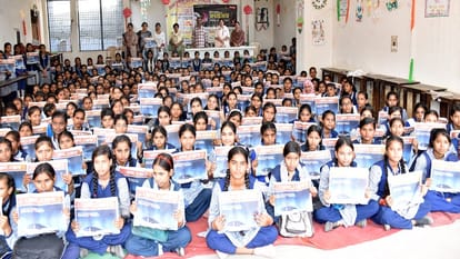 चंपा अग्रवाल कन्या इंटर कॉलेज में अमर उजाला द्वारा कार्यक्रम में मौजूद छात्राएं