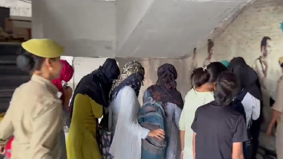 Muzaffarnagar: Prostitution was going on in the city, boys and girls were sitting in the dark room