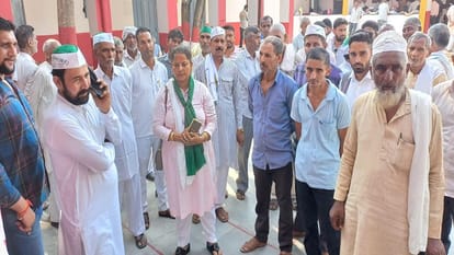 Saharanpur: Farmers were protesting in the tehsil, SDM said, pick up the hookah otherwise send you to jail