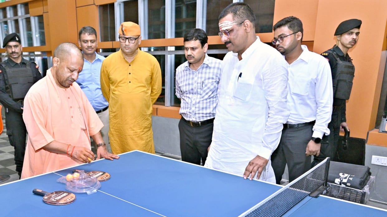 CM Yogi's visit to Varanasi, after the review meeting, the CM's convoy came out on the road, headed towards Si