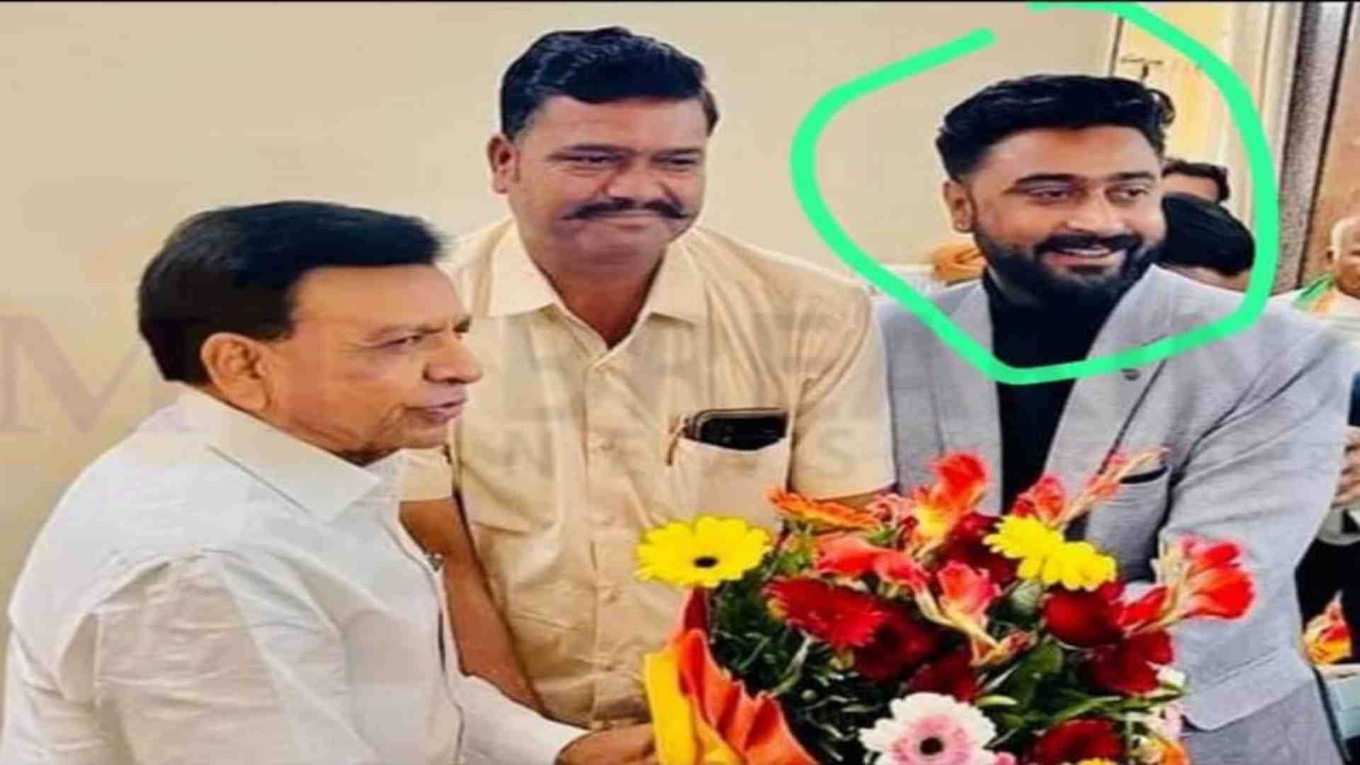 घेरे में आरोपी हरीश आंजना जिसे एटीएस ले गई।