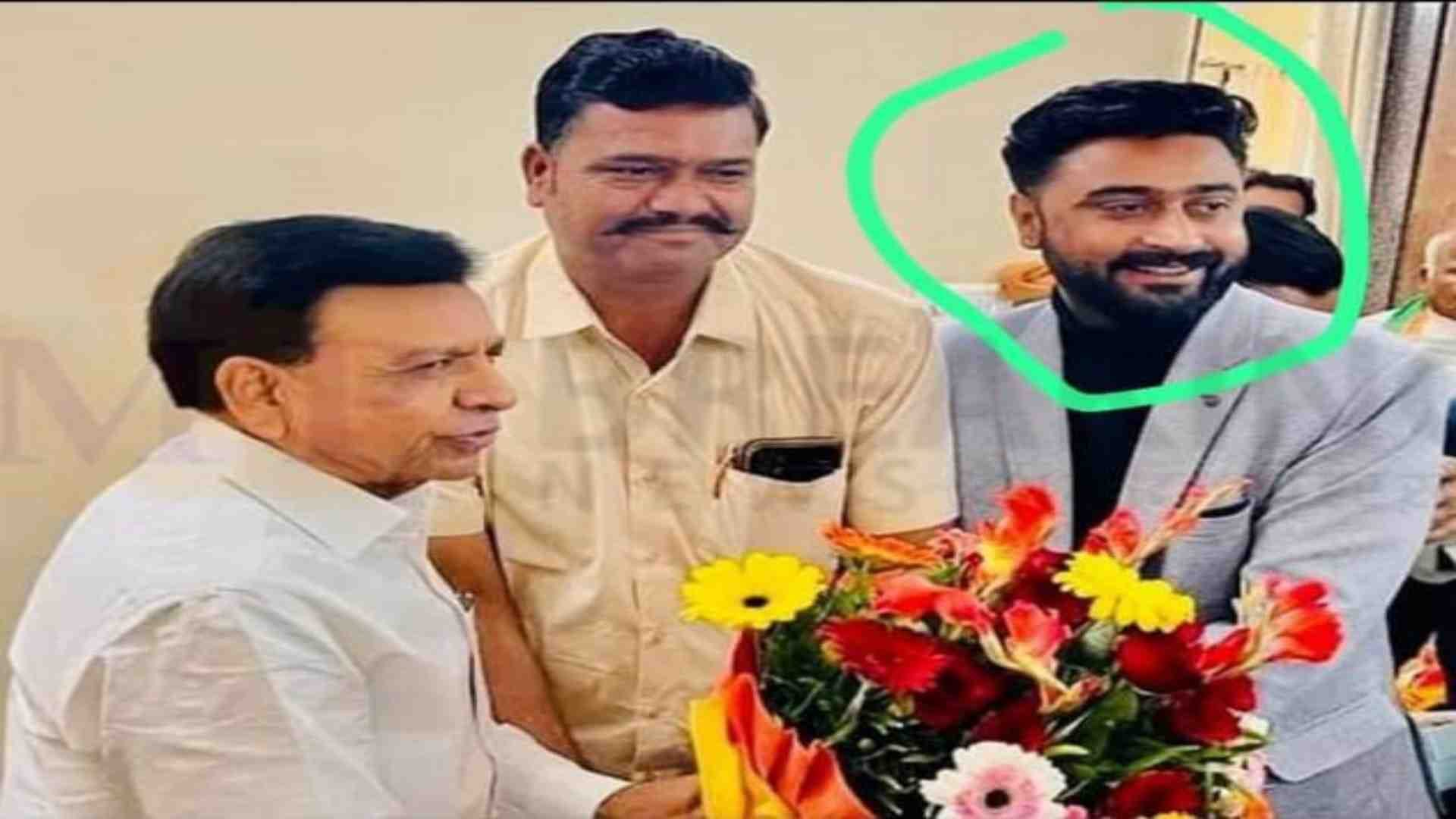 घेरे में आरोपी हरीश आंजना जिसे एटीएस ले गई।