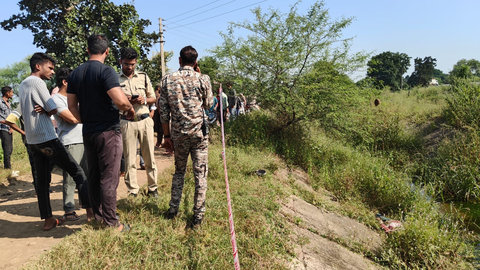 घटनास्थल पर मौजूद पुलिसकर्मी