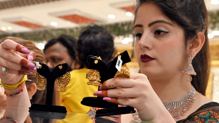 Gold Silver Price: ट्रंप के टैरिफ विवाद से सर्राफा बाजार में उछाल; चांदी ₹2.72 लाख, सोना 1.62 लाख रुपये के पार