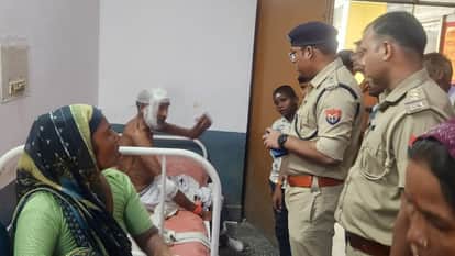 घायलों से जानकारी लेती पुलिस