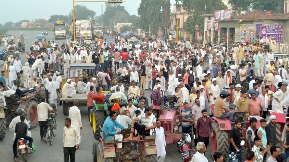 UP News: Farmers blocked the highway in Shamli, climbed the collectorate gate