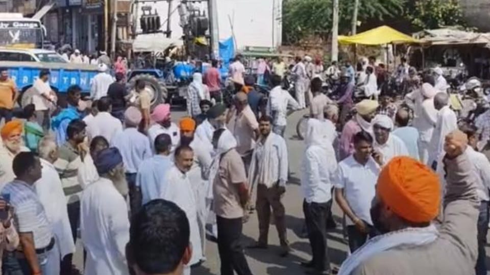 Farmers got angry due to non-purchase of paddy, road blocked in Pehowa