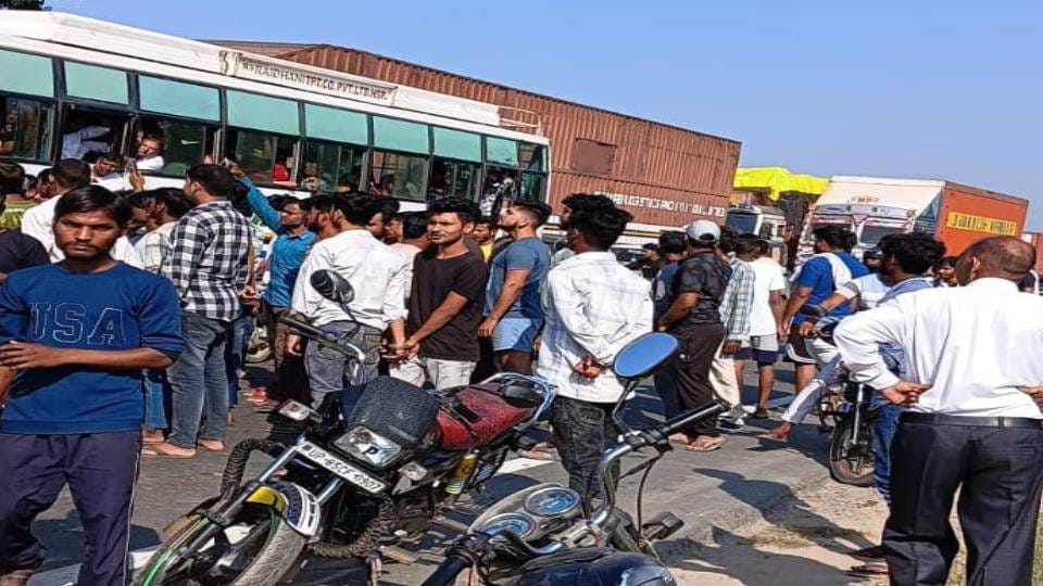 Two people died while one is in critical condition in collision with truck in Mathura