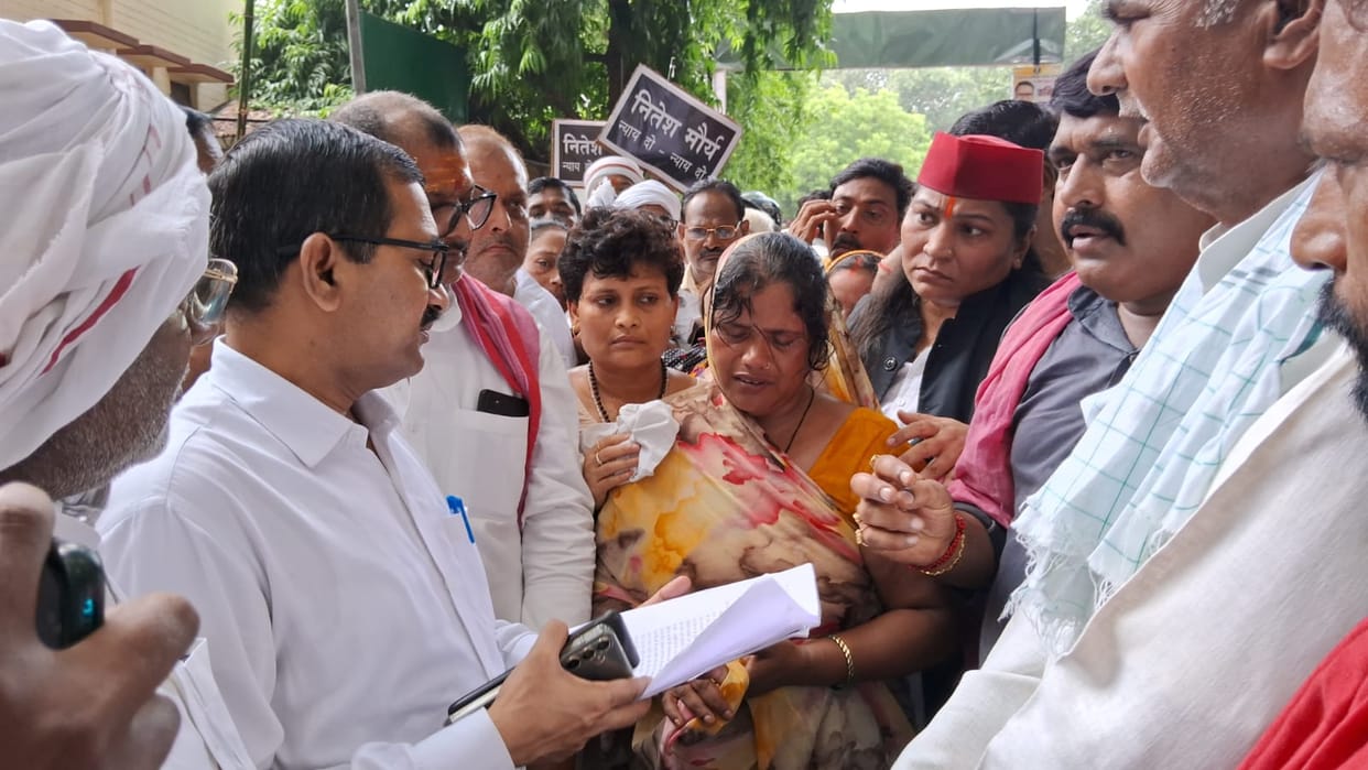 Nitesh murder case Demand for CBI investigation family members submitted memorandum with SP workers