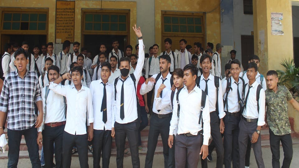 Students who failed in Hathras MG Polytechnic created a ruckus
