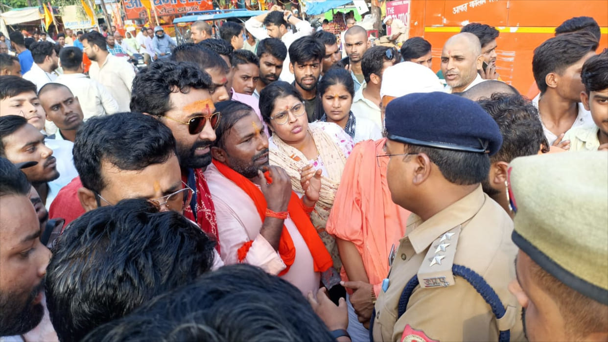 Hindu organizations protest in Kushinagar, heated argument with police