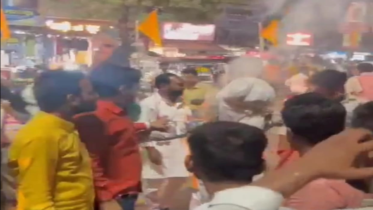 Burnt effigy of Rashospa District President who made religious remarks in Kushinagar