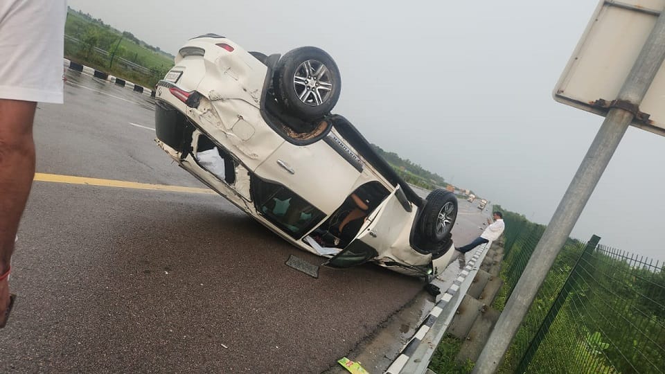 Samajwadi party leader car overturned on Lucknow Expressway stopped after overturning thrice
