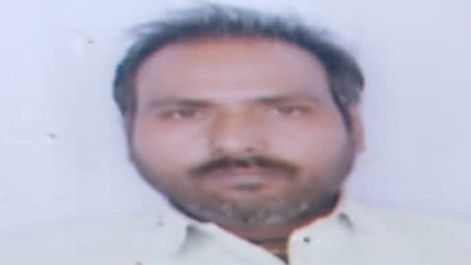 karigar dies after falling from roof