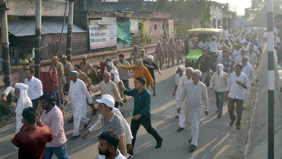 UP News: Farmers blocked the highway in Shamli, climbed the collectorate gate