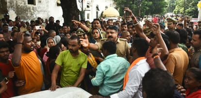 Lucknow: Drunk doctor hits bike riders with car, two friends die, road blocked with family members