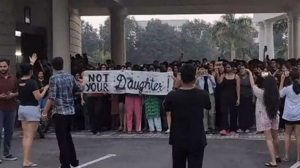 पटियाला की लॉ यूनिवर्सिटी में विरोध जताते विद्यार्थी।