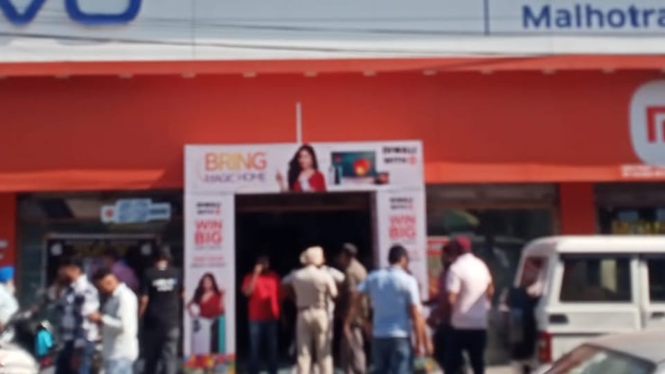 Firing in mobile showroom in Kapurthala