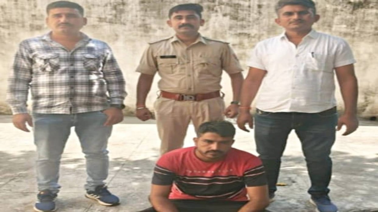 Sirohi News Liquor supplier absconding for one year arrested used to smuggle in Gujarat