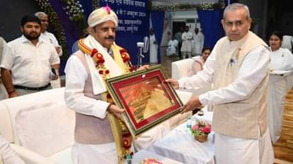 डिप्टी सीएम राजेंद्र शुक्ला को सम्मानित करते हुए