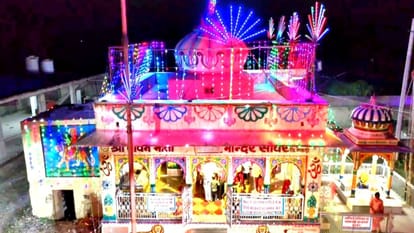 नवरात्रा में रोशनी से जगमगाता बावनमाता मंदिर