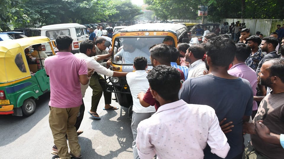 E-rickshaw drivers demonstrated in haldwani