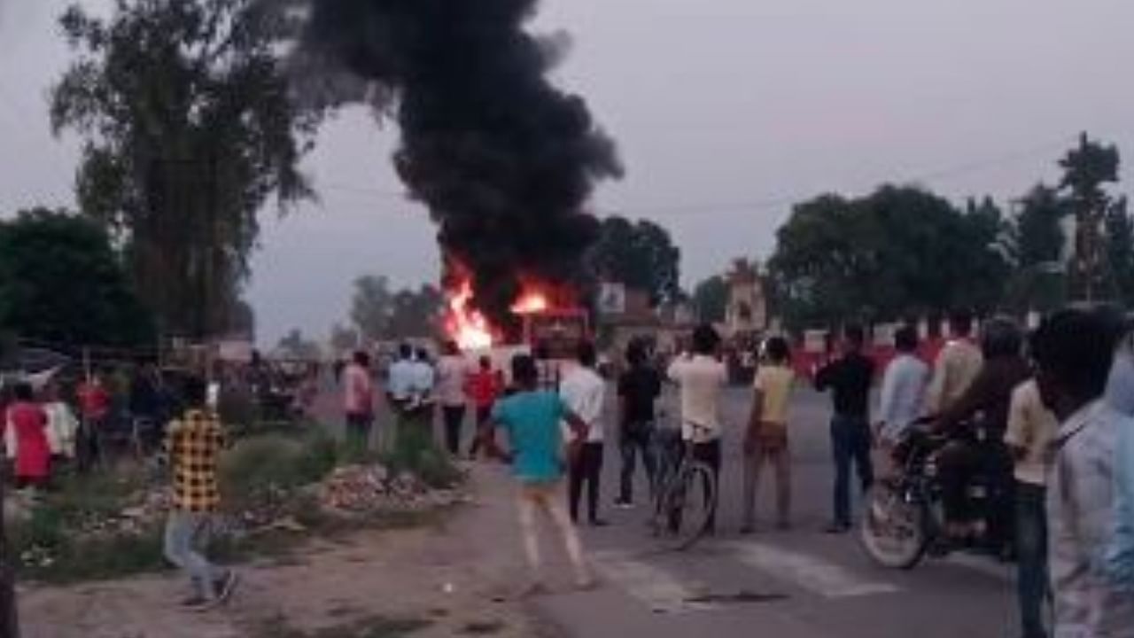 Mob Set The Bus On Fire After Two People Died In Road Accident In Lakhimpur Kheri Amar Ujala